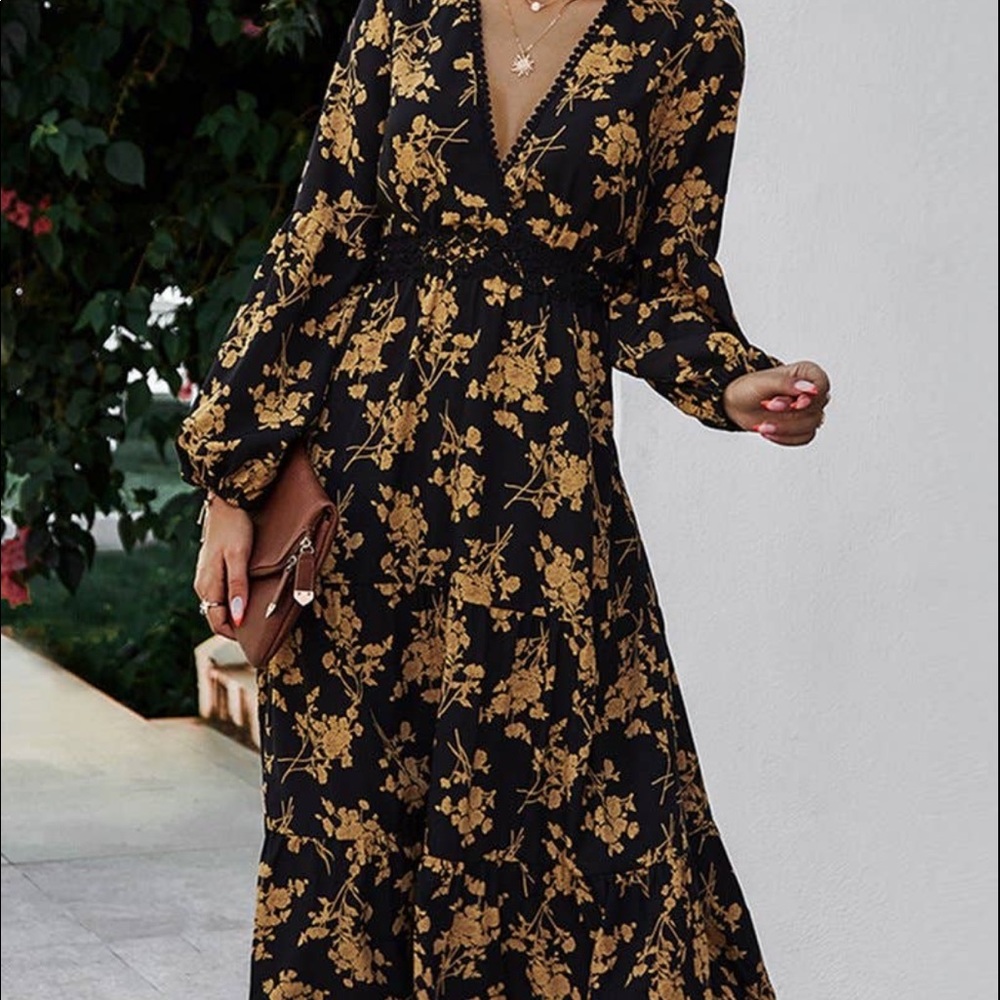 NWT! Stunning Black Floral V Neck Dress! 🤩 - Picture 5 of 8